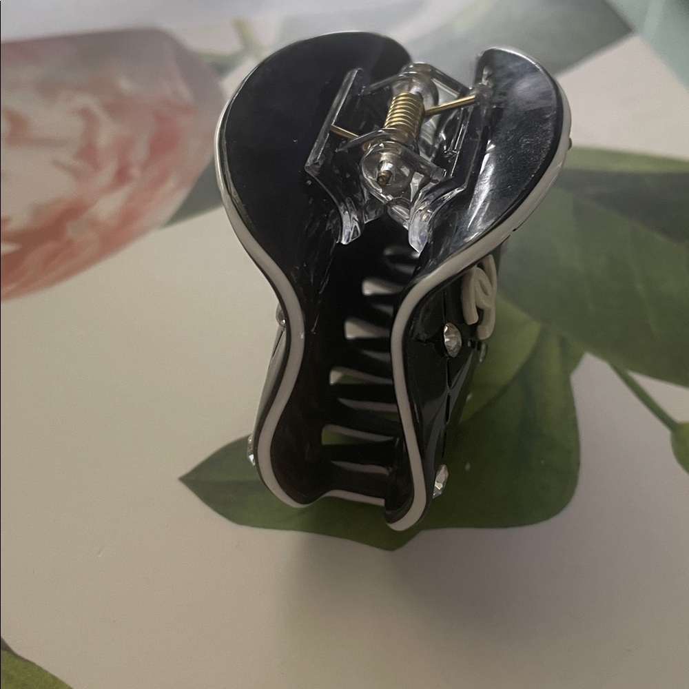 CHANEL Black and White Hair Clip with Rhinestones - Picture 2 of 3
